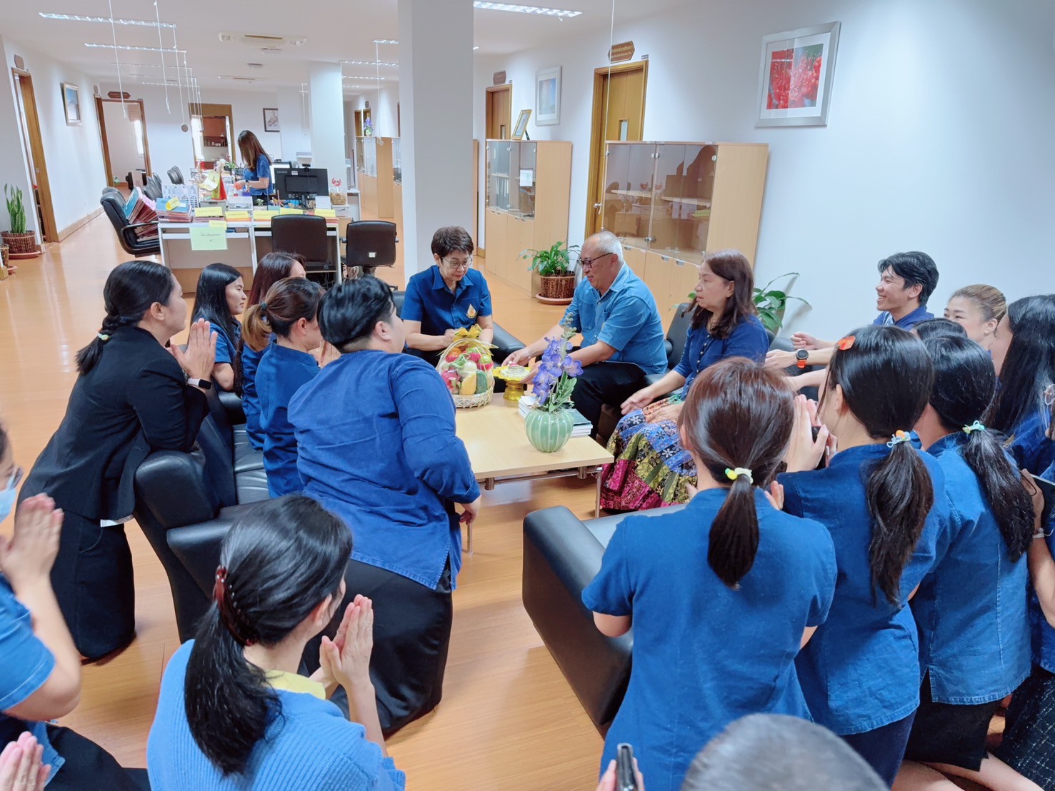 ส่วนการเงินและบัญชี ร่วมรดน้ำดำหัวและขอสูมาคารวะต่อผู้บริหาร (21 เม.ย.68)